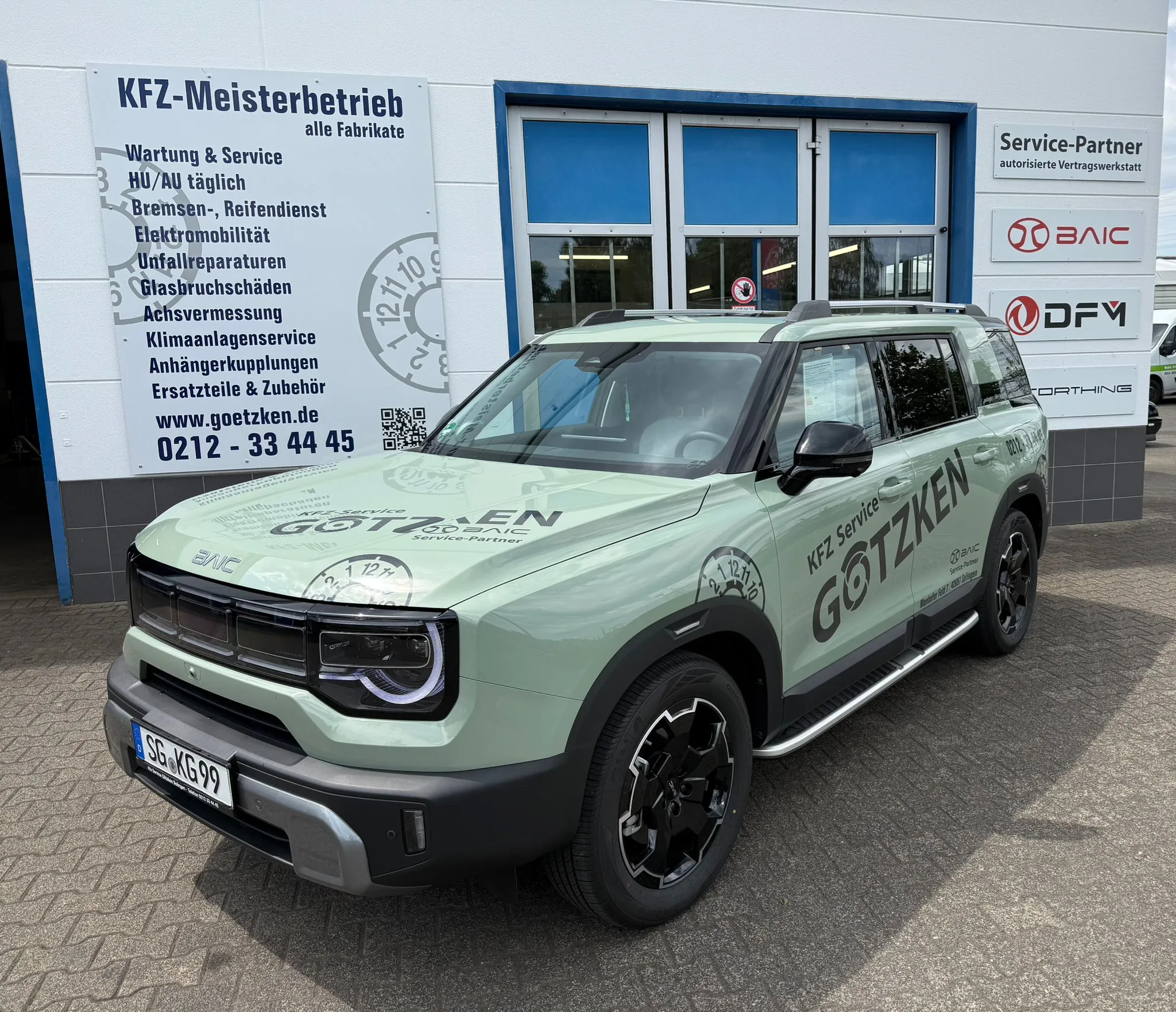 BAIC SUV vor Kfz Service Götzken in Solingen