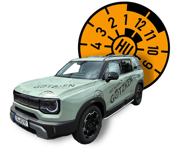 Götzken-Fahrzeug vor einer HU-Prüfplakette