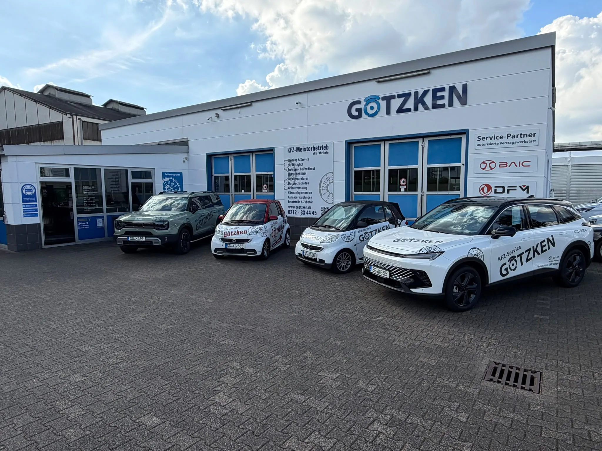 Außenansicht von Kfz Service Götzken mit Fahrzeugen
